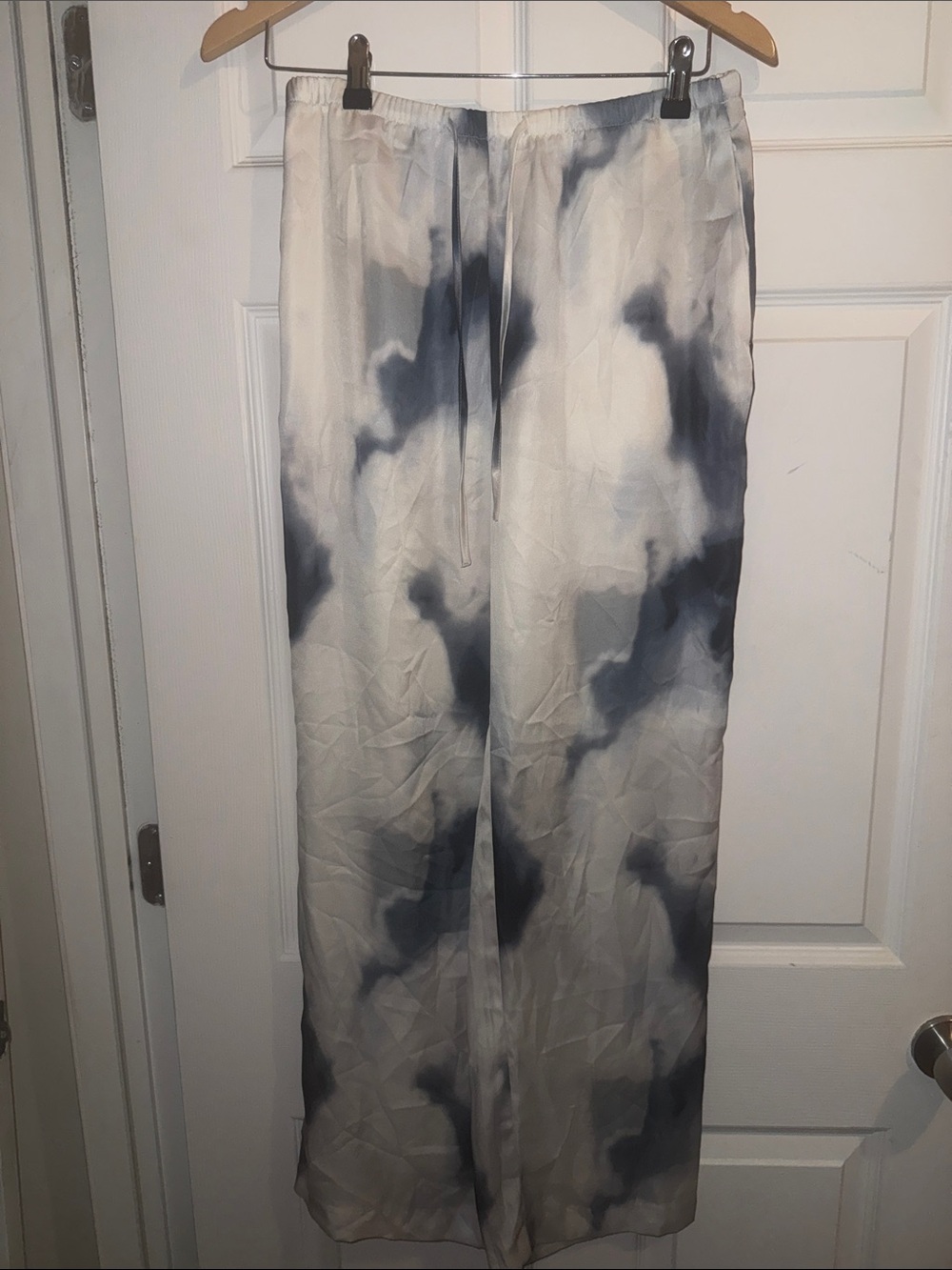 H&M White and Navy Cloud-Print Pants